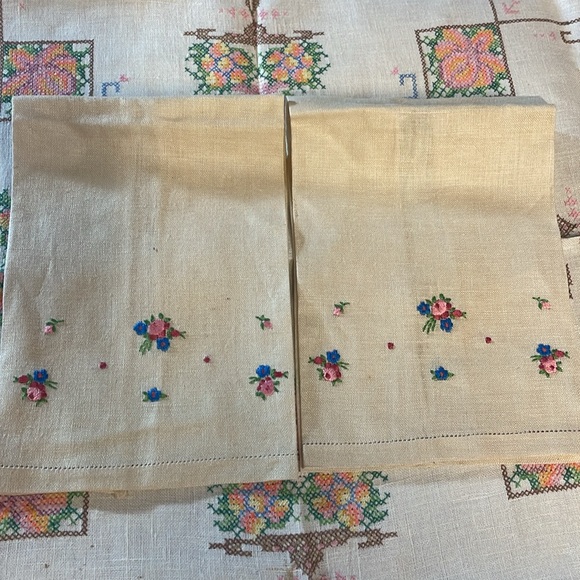 Vintage table topper - Picture 6 of 8